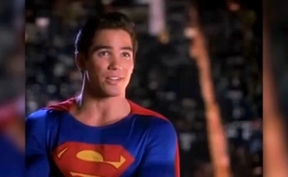 Dean Cain interpretou o homem de aço nos anos 90. (Foto: Reprodução/CNN)