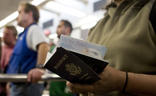  O novo passaporte americano oferece a opção neutra para pessoas não binárias. (Foto: REUTERS/Fred Greaves).