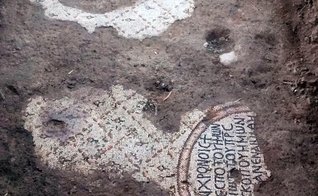 Dedicação ao bispo na igreja encontrada em el-Araj, supostamente Igreja dos Apóstolos. (Foto:Achia Kohn-Tavor)