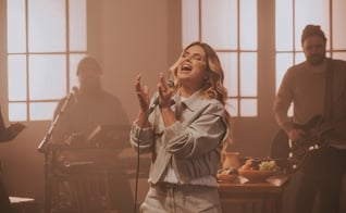 "Sol da Justiça" é o novo single de Aline Barros. (Foto: Divulgação).