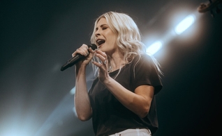  Jenn Johnson foi exortada por Deus a voltar a essência da adoração. (Foto: Reprodução/Bethel Music).