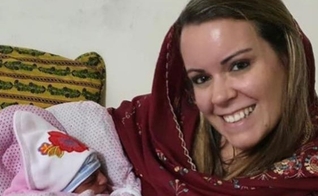 Becky Murray com a pequena Sarah, filha de mulher resgatada no Paquistão. (Foto: Reprodução / Instagram)