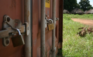 Há muitos prisioneiros vivendo dentro de contêineres por causa de sua fé em Jesus. (Foto: Portas Abertas)