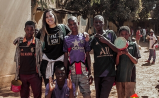 Larissa com os meninos garibous em Burkina Faso. (Foto: Israel Florentin/CACEMAR). 