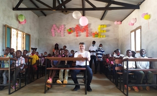 Pr. Elias Caetano com crianças do Projeto Abel, em Moçambique. (Foto: Marcos Corrêa/Guiame)