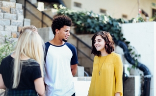 Segundo o estudo, a maioria dos millennials não vivem uma cosmovisão bíblica sobre sexualidade. (Foto: Alexis Brown/Unsplash).