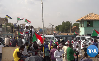 Manifestantes sudaneses se reúnem em frente a prédios do governo em Cartum. (Foto: Reprodução / VOA / Creative Commons)
