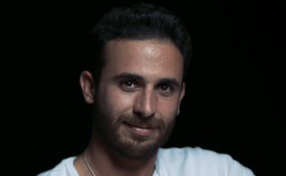 Yoav vivia um estilo de vida “livre”, mas sentia um vazio. (Foto: Reprodução/One for Israel Ministries).