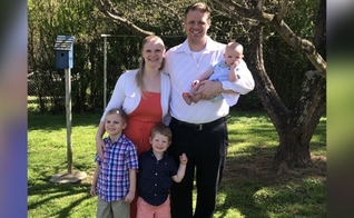 Danika Jakab com o marido Dustin e os filhos. (Foto: Reprodução / AG News)