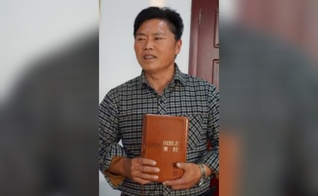  Ao levar para casa a Bíblia que achou na rua, Sun Liujun viu os pais aceitarem Jesus e terem seu casamento restaurado. Desde 2002, ele tem servido sua igreja local, fazendo cópias das Escrituras para outras pessoas.