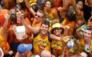 Foliões participam de carnaval de rua. (Foto: Passarinho / Pref. Olinda / Creative Commons)