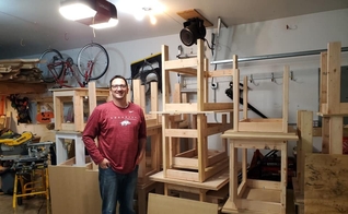 A “Woodworking with a Purpose” já construiu mais de 2 mil escrivaninhas. (Foto: Woodworking with a Purpose/Facebook).