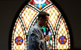 Pastor diante da Igreja. (Foto representativa: Mark Neal/Unsplash)
