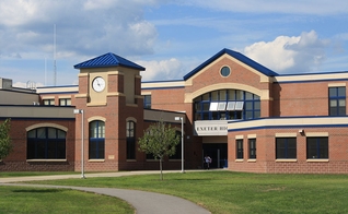 Fachada da Exeter High School em Exeter, em New Hampshire. (Foto: Austin Blake Grant / Creative Commons)