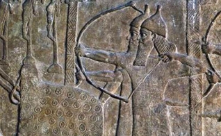 Relevo do palácio de Tiglath Pileser III em Nimrud, retratando uma cena de cerco com dois escudos maciços em forma de L protegendo os soldados assírios. (Foto cortesia: Museu Britânico)