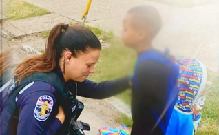 A policial Dykes recebe oração de um menino no ponto de ônibus. (Foto: Reprodução / vídeo Wave3)