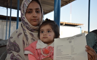 Refugiados afegãos com documentos de proteção. (Foto: European Union/ECHO/Pierre Prakash)