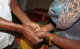 Ram e sua esposa se encorajam por meio da oração. (Foto: Portas Abertas)