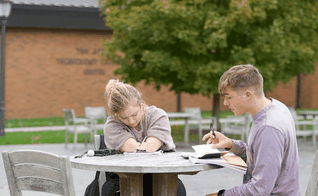A estudante Marissa Conrad cresceu se perguntando o porquê Deus a tinha feito assim. (Foto: Cedarville University).