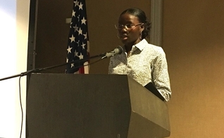 Joy Bishara, cristã nigeriana que foi sequestrada pelo Boko Haram em 2014, fala sobre seu sequestro e fuga no prêmio Perseguidor do Ano de 2021. (Foto: Reprodução / The Christian Post)