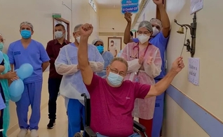 Hélio no momento que tocou o 'Sino da Felicidade'. (Foto: Instituto Social Mais Saúde)