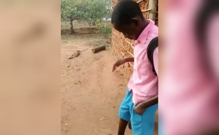 Repreendendo todo mal através da oração, Emanuel foi curado e voltou a andar. (Foto: New Covenant Missions).