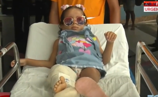Maria Clara ao receber alta do hospital. (Foto: Reprodução / YouTube TV Tambaú)