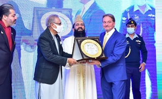 O presidente Arif Alvi entregou prêmio ao missionário Leif Hetland. (Foto: Instagram/Leif Hetland)