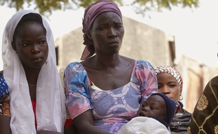 Cristãs tem sofrido sequestros, conversões e casamentos forçados e estupro em partes do mundo. (Foto: AIS/Jaco Klamer).