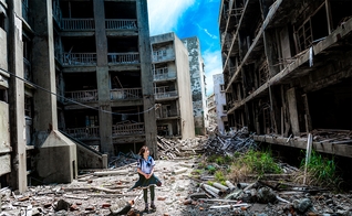 Menina entre escombros após terremoto no Japão. (Foto: Pxhere)