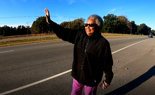 Patrica Bracey, de 74 anos, em rodovia no estado da Virginia. (Foto: Reprodução/WTVR)