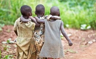 Imagem ilustrativa de crianças no norte de Uganda. (Foto: Alan Whelan/Creative Commons)