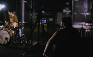 Imagem ilustrativa. Bastidores de filmagem na North Coast Church. (Foto: Unsplash/Vince Fleming)