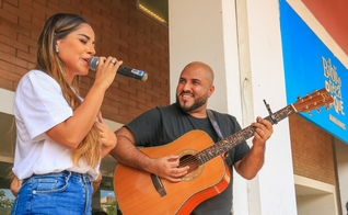 Gabriela Rocha levou música para os moradores de Manguinhos. (Foto: Gleice Kelly)