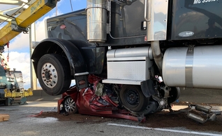 Imagem mostra caminhão sobre carro totalmente esmagado. (Foto: Twitter Rocky Oliphant)