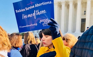Melissa Ohden, de 44 anos, é uma sobrevivente de uma tentativa cruel de aborto. (Foto: Facebook/Melissa Ohden).