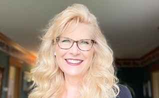 Robyn Dykstra ajuda pessoas que sofreram a perda de um cônjuge a encontrar paz. (Foto: Reprodução / Robyn Dykstra)