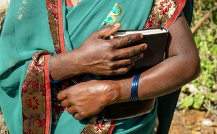 Imagem Ilustrativa: Cristãos perseguidos podem ser presos por possuir uma Bíblia, em países onde o cristianismo é considerado crime. (Foto: Portas Abertas)