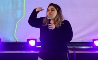 Karla Cordeiro, mais conhecida como Kakau, durante pregação. (Foto: Reprodução/Redes Sociais)