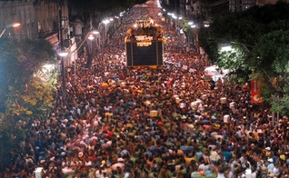 Bloco de carnaval em Salvador, na Bahia. (Foto: Agência Brasil/Antônio Cruz)