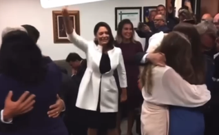 A primeira-dama exultou em Deus com oração em línguas. (Foto: Reprodução/Redes Sociais)