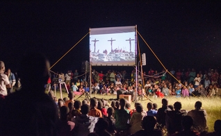 O filme já foi traduzido para mais de 1.800 idiomas. (Foto: Facebook/Jesus Film Project)