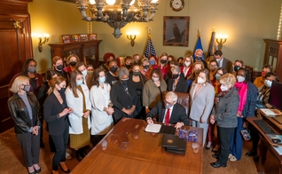 Tony Evers no momento em que veta legislação pró-vida. (Foto: Reprodução / Twitter Tony Evers)