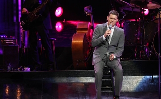 Michael Bublé durante show na turnê Crazy Love Tour.  (Foto: Eva Rinaldi / Creative Commons)