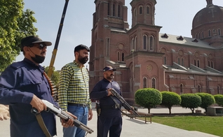  Wiliam Arif Khan e guardas de segurança na Catedral do Sagrado Coração no Paquistão, durante a Páscoa de 2021. (Foto: Aid to the Church in Need).