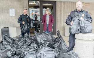 A LifePoint Church doou 200 mochilas com suprimentos para os sem-teto aos departamentos de polícia. (Foto: Matt Whitacre).