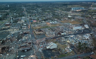 Mais de 30 tornados atingiram seis estados dos EUA na sexta-feira (10). (Foto: Reprodução/Samaritan’s Purse).