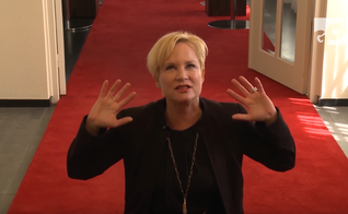 Heidi Baker conta como se rende completamente a Deus. (Foto: Reprodução / YouTube GOD TV)