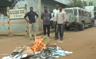 Cristãos que foram atacados por extremistas e tiveram seus livros queimados. (Foto: Reprodução/The Indian Express/Screengrab)