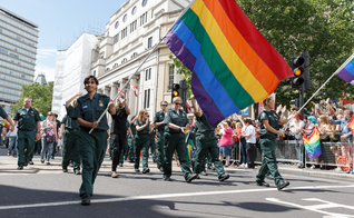 Parada LGBT em Londres, em 2016. (Foto: Wikimedia Commons/Katy Blackwood).